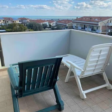 Lägenhet Whitehorse Condo: Center, Ocean And Mountain View Silvi Marina